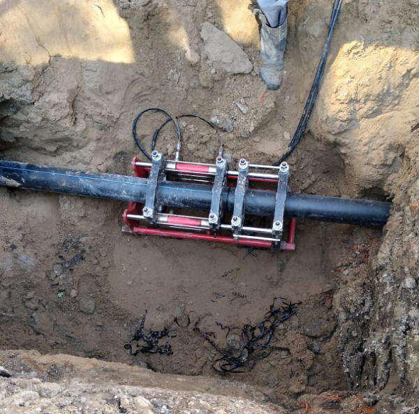 КВС в августе обновили 440 метров внутриквартальных водопроводов