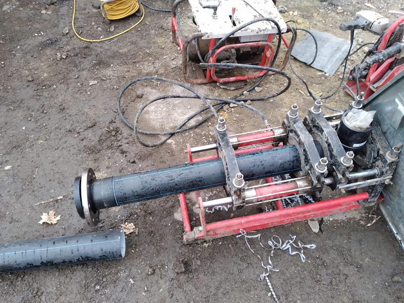 В нерабочие дни специалисты КВС обновили 150 метров водопроводов