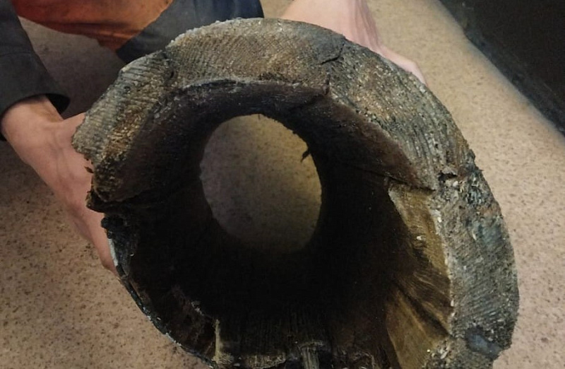 При строительстве водопровода специалисты КВС нашли фрагмент старой деревянной трубы