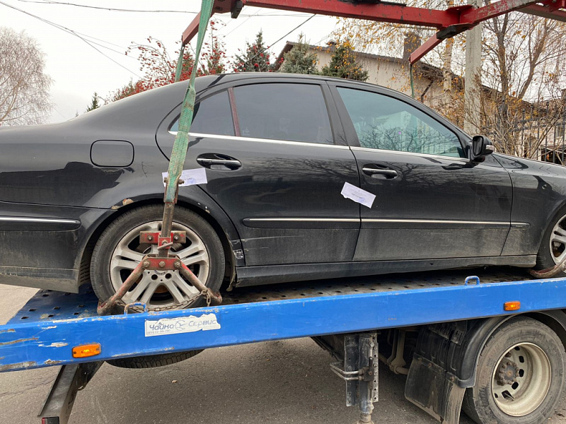 Арестованный Mercedes E-Class должника перемещен на спецстоянку
